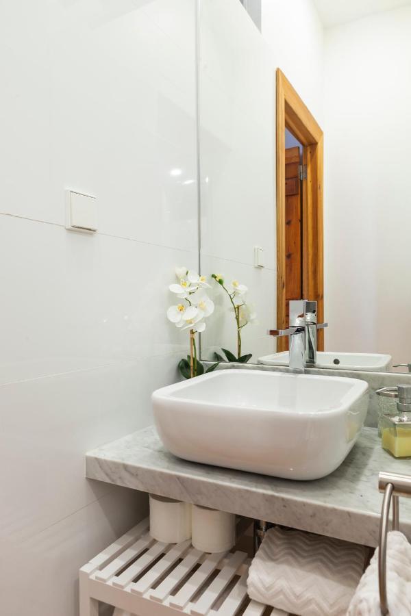 Alfama Terrace Apartment With Authentic XVIII Tiles And Historic Notes 3 Bedrooms & 2 Bathrooms Ac ลิสบอน ภายนอก รูปภาพ